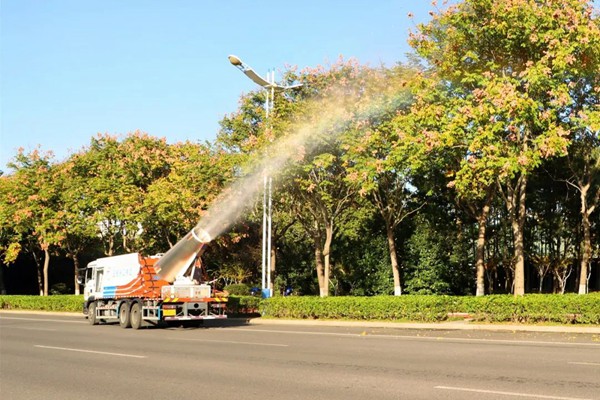 天地美霧炮車(chē)：環(huán)衛(wèi)降塵，吹打落葉，保障道路順暢同行